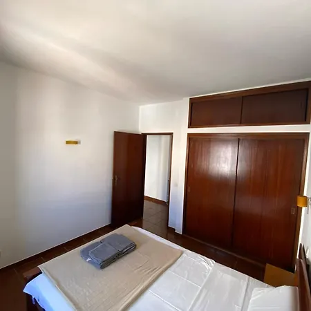 1 Quarto, 350m Olhos De água, J