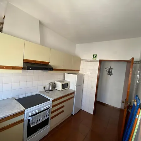 1 Quarto, 350m Olhos De água, J
